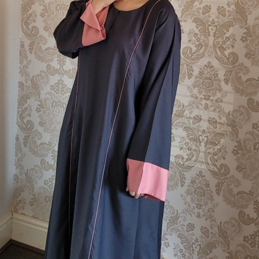 Abaya grey closed with pink edge sleeves
